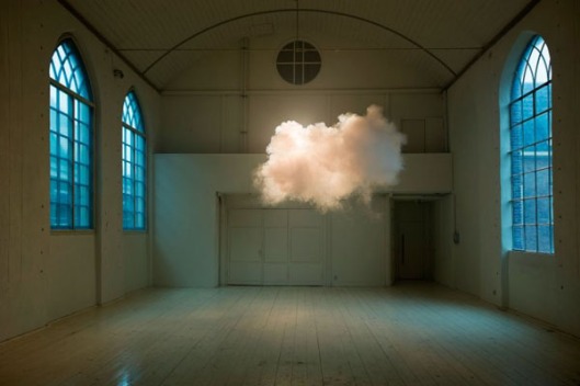creazione di una nuvola in uno spazio chiuso, opera di Berndnaut Smilde (Babbo Natale, io l'anno prossimo so già cosa chiedere... Una nuvola!)